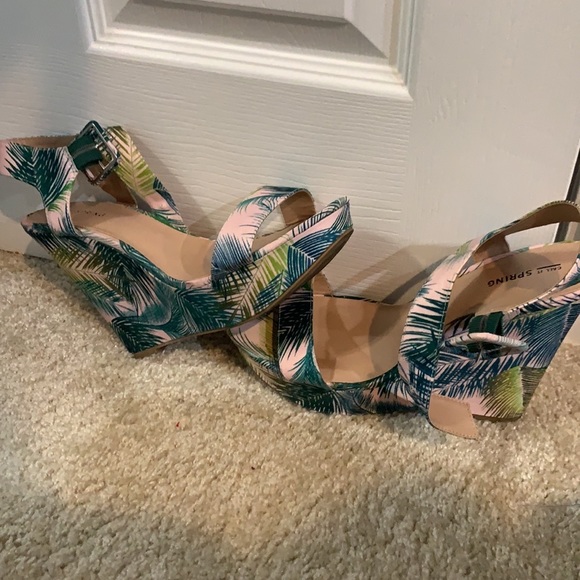 Size 10 sandals - Picture 2 of 3